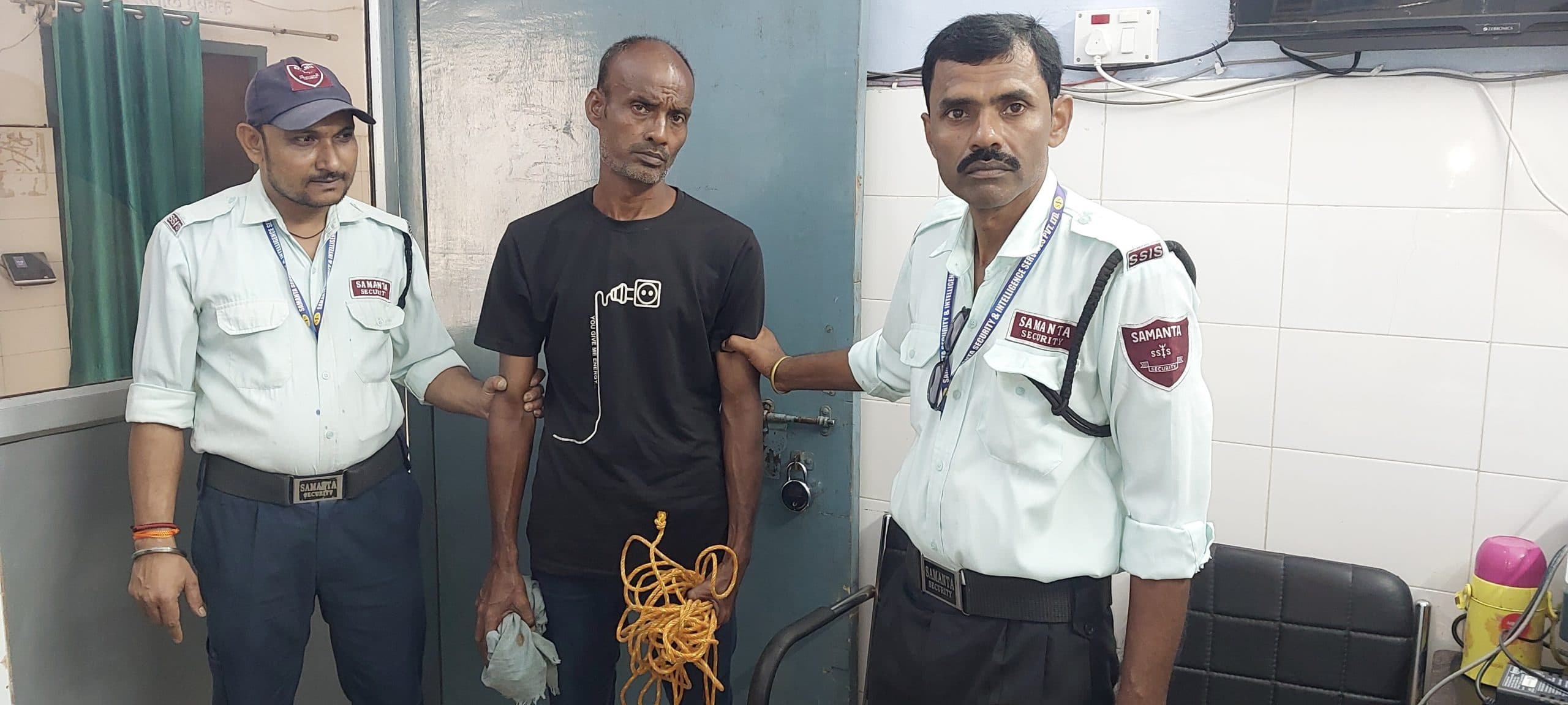 सदर अस्पताल में चोरी के आरोपित को पकड़कर पुलिस को सौंपा