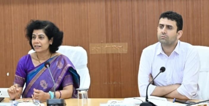 Sitamarhi : समाहरणालय में विशेष गहन पुनरीक्षण की प्रगति की समीक्षा बैठक संपन्न