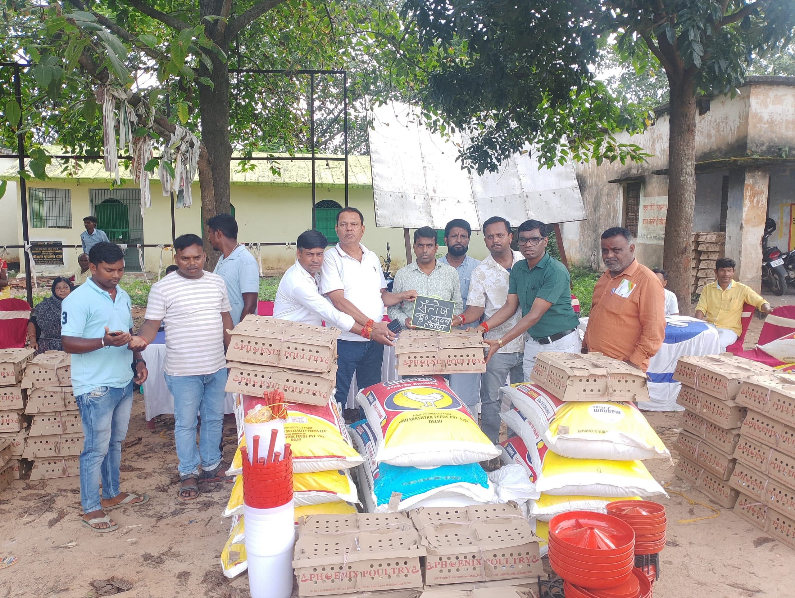 सारवां में लाभुकों के बीच चूजा का वितरण