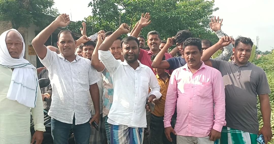 हथिया दियारा में सड़क कटाव रोकने की मांग को ले प्रदर्शन