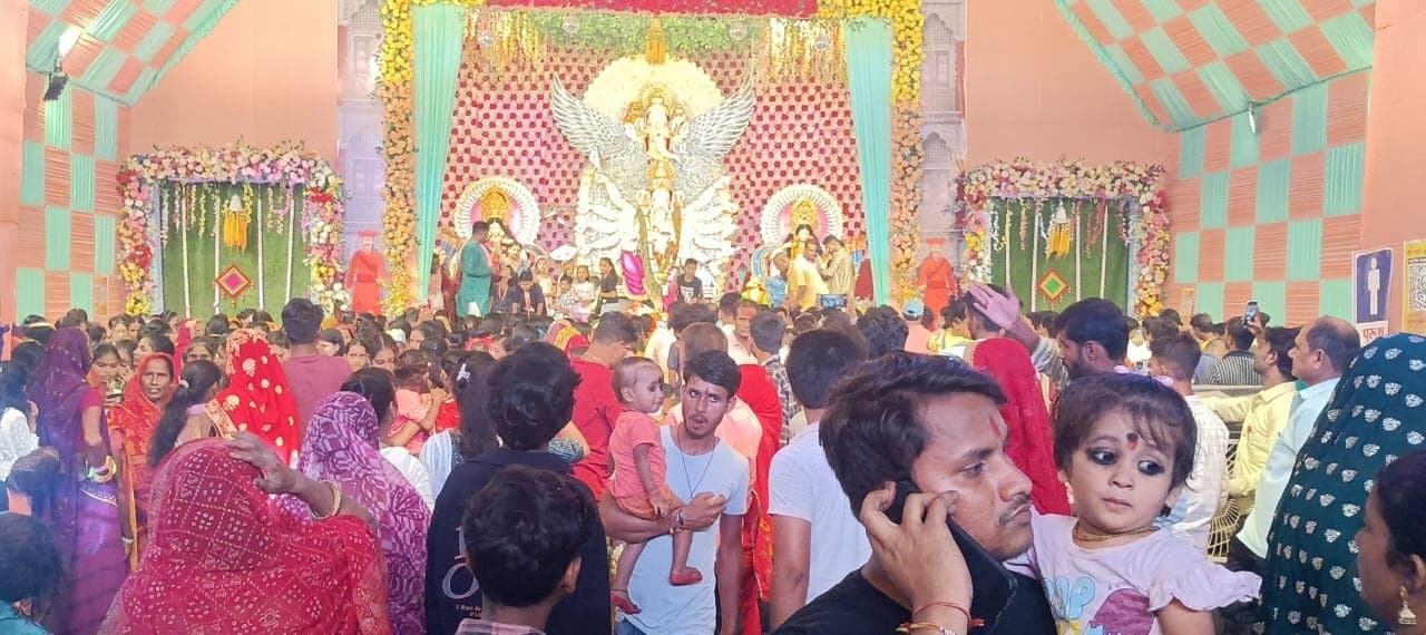 Sitamarhi : गणपति पूजा के पंडालों में उमड़ रही श्रद्धालुओं की भीड़