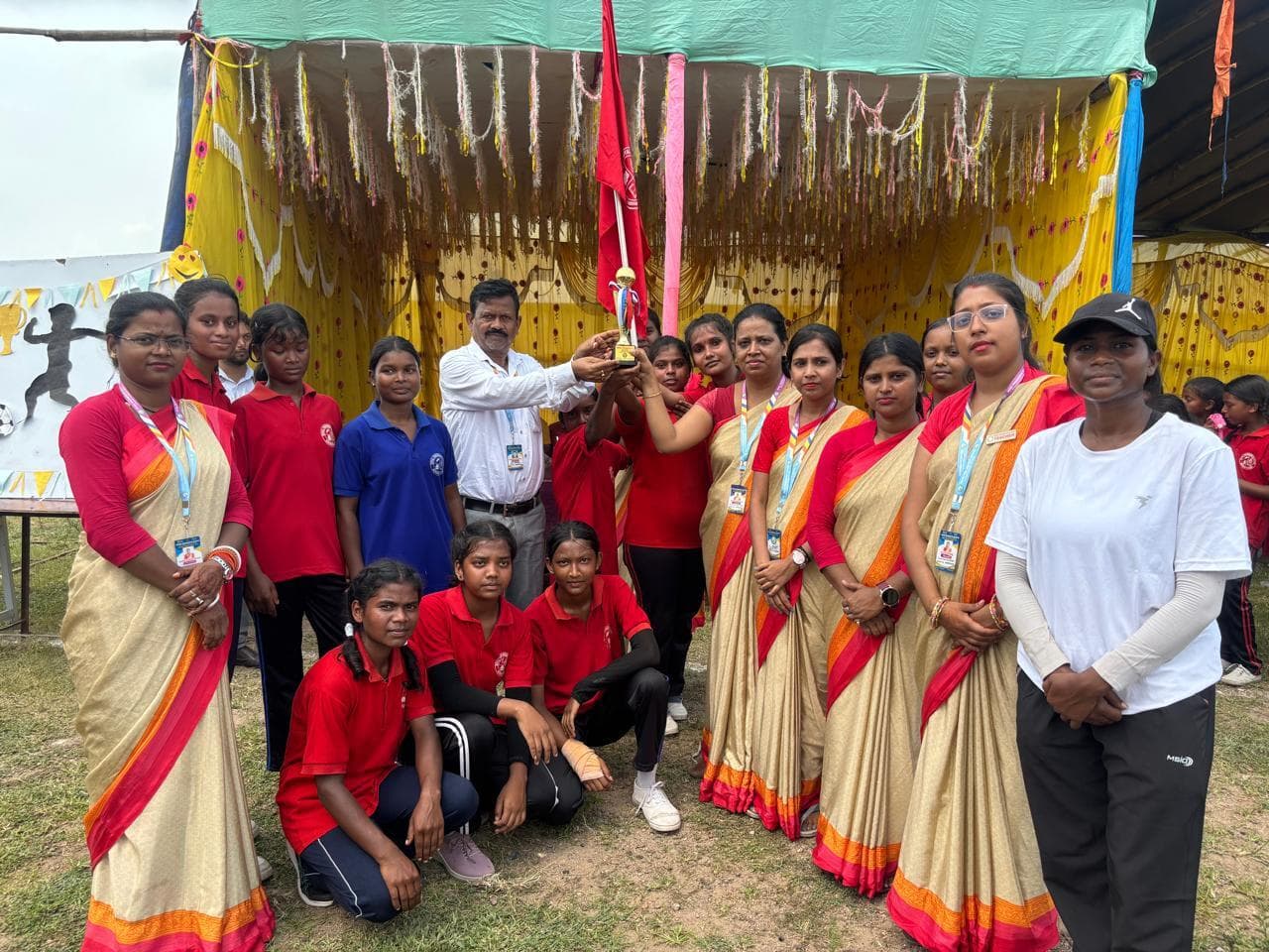 इंटर हाउस फुटबॉल प्रतियोगिता में बच्चों ने जौहर का प्रदर्शन किया