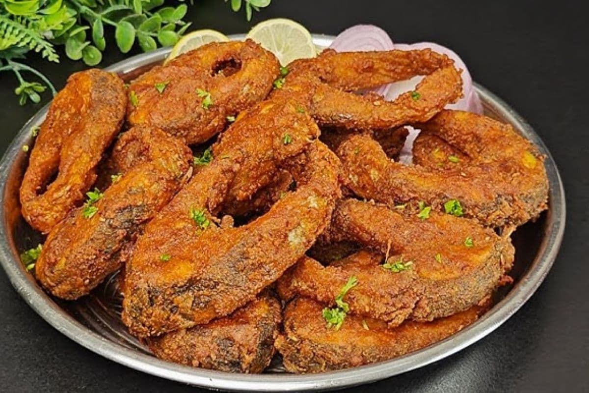 Crispy Fish Fry: फिश फ्राई में चाहिए क्रंच? अपनाएं ये सिंपल ट्रिक और सब उंगलियां चाटते रह जाएंगे
