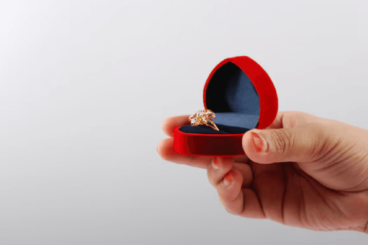 हरियाली तीज पर अपनी क्यूट सी पत्नी को गिफ्ट करें गोल्डन रिंग, बुलियन मार्केट में घट गया सोने का दाम