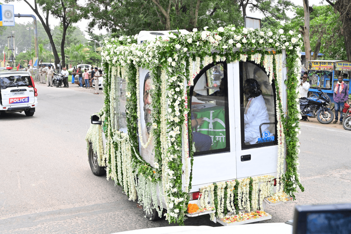 Shibu Soren Old Photos: गुरुजी के निधन के बाद सोशल मीडिया पर उनकी संघर्षभरी जिंदगी की तस्वीरें और किस्से वायरल हो गए हैं. प्रभात खबर की टीम जब उनके पैतृक गांव पहुंची तो उन्होंने उन जगहों को कैद किया जहां कभी शिबू सोरेन जनता दरबार लगाया करते थे, वह कमरा, वह बिस्तर सब गवाह हैं एक युग के अंत के.