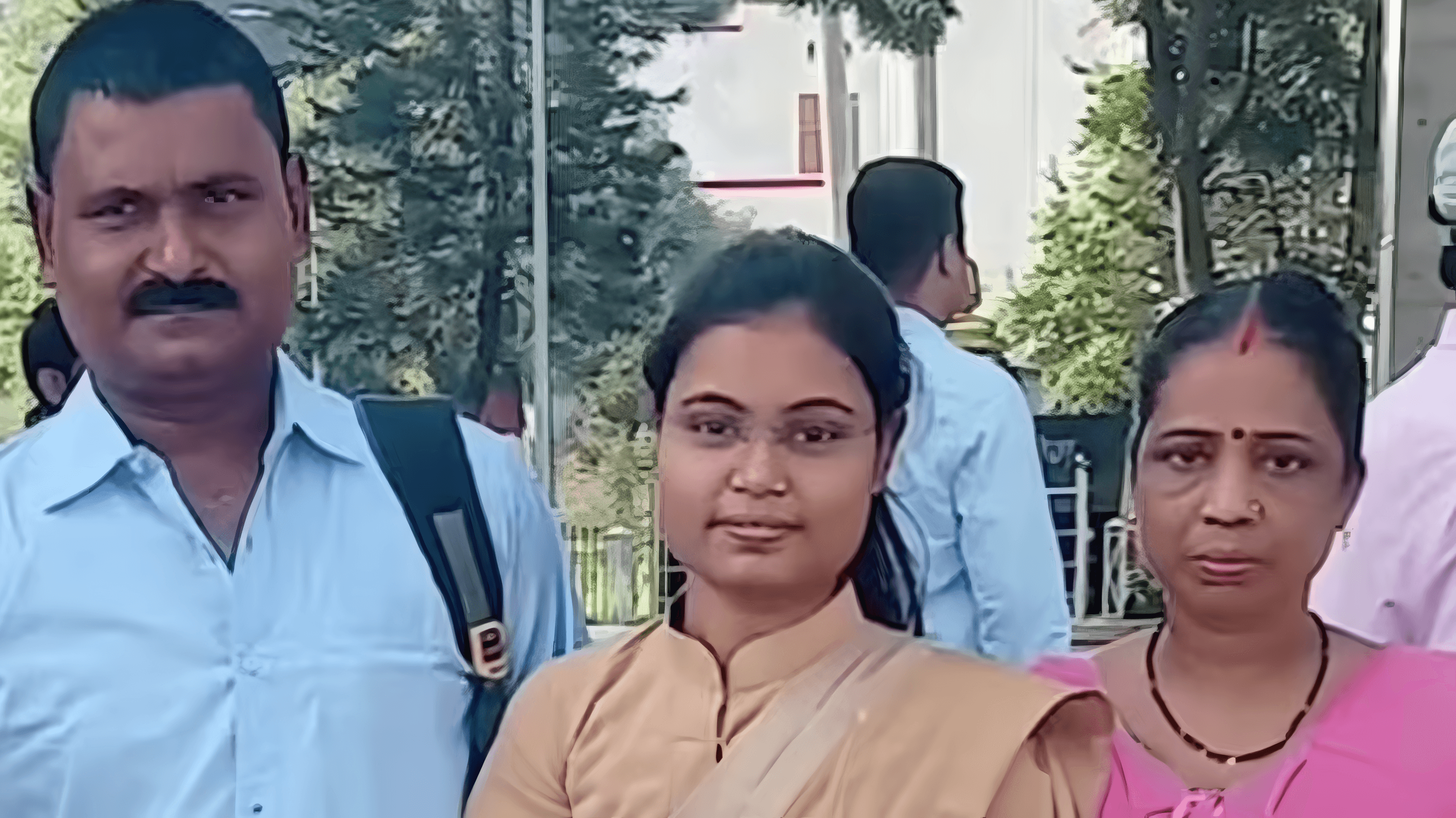 Success Story: बिहार की बेटी का कमाल, गटर किनारे कपड़े बेचने वाली युवती आज अधिकारी के पद पर