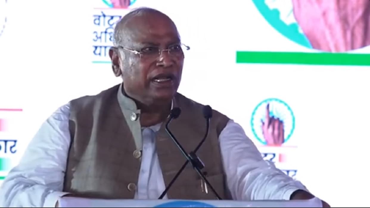 वोटर अधिकार यात्रा: भाषण के बीच ही भड़क गये खरगे, शोर करनेवालों से कह दी बड़ी बात