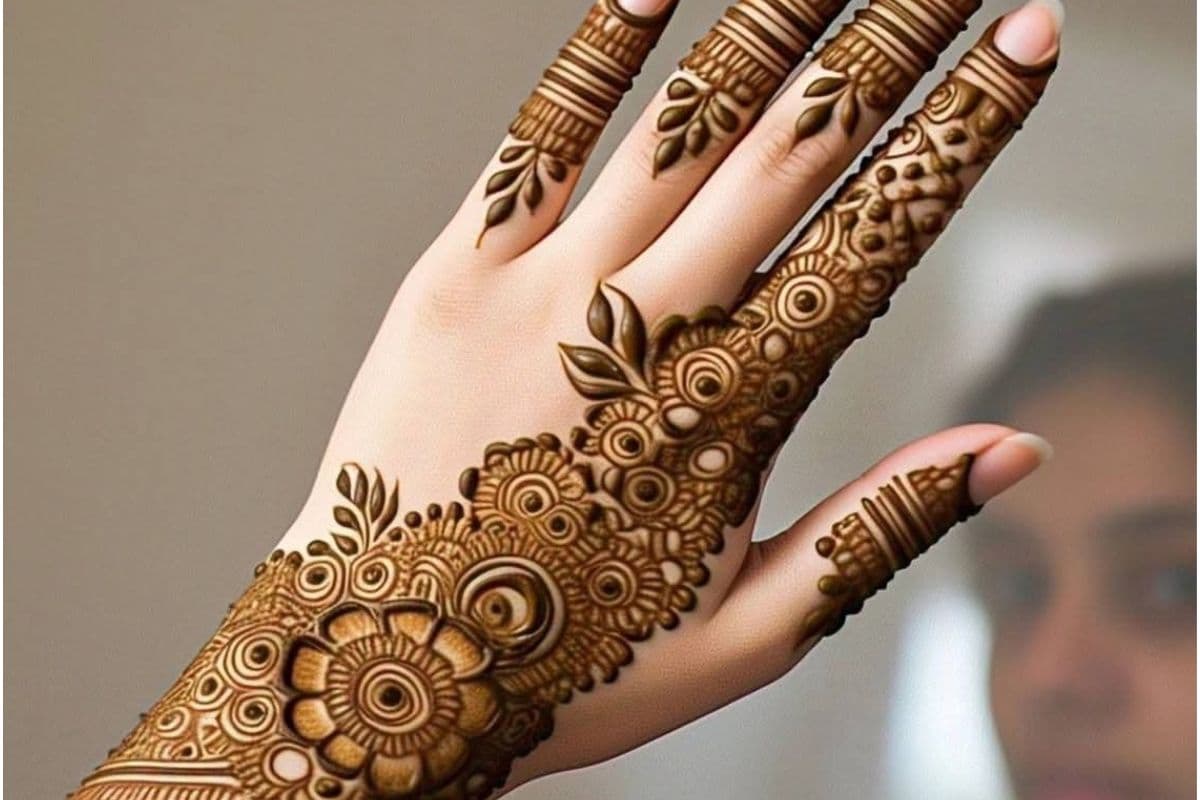 Minimal mehndi design