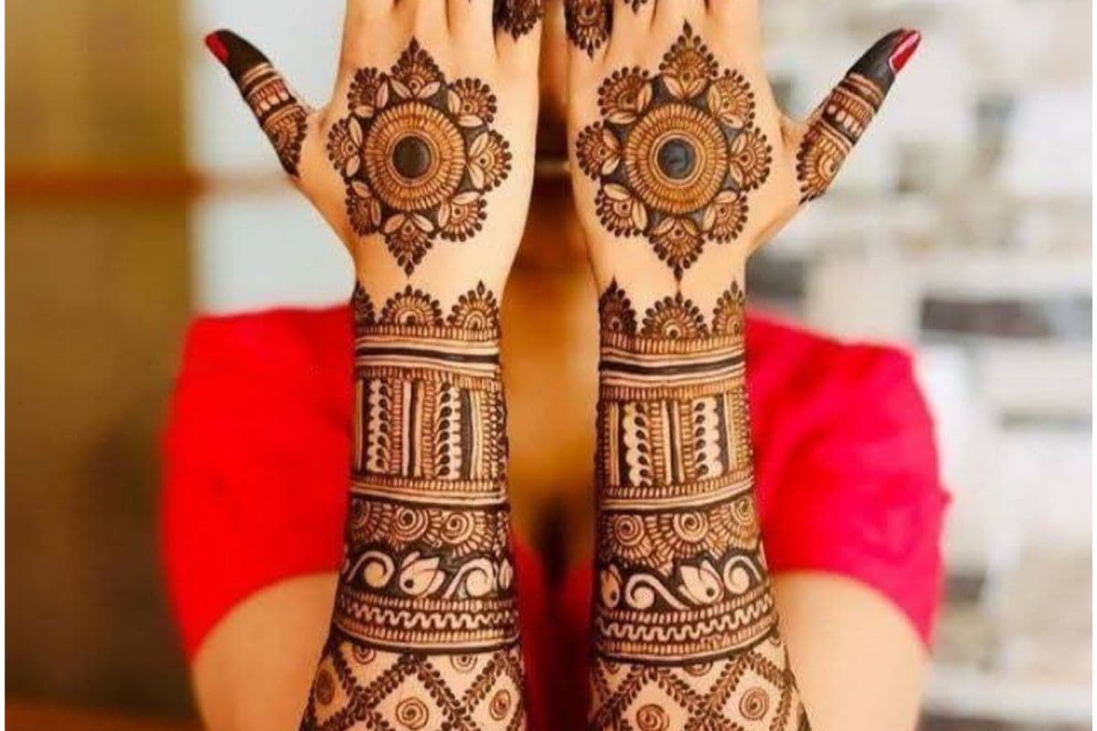 Minimal mehndi design