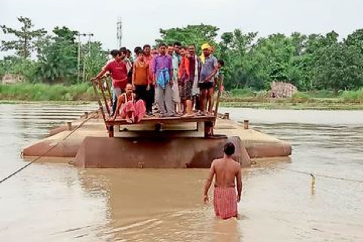 Bihar Flood Alert: बिहार के इस जिले में बागमती नदी का कहर, चचरी पुल बहा, गांवों में नाव ही बना सहारा