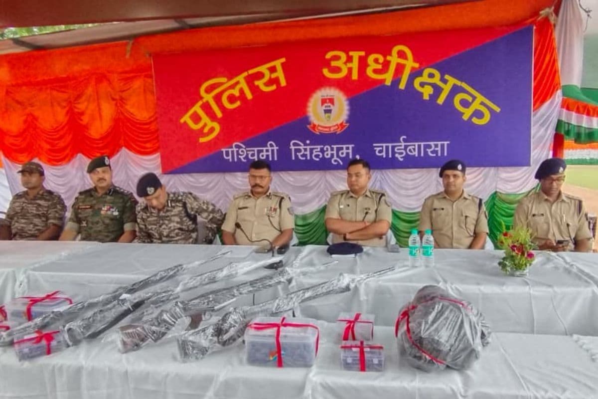 Naxal News: भाकपा माओवादी के खिलाफ झारखंड पुलिस को बड़ी सफलता, लूटे गए हथियार, कारतूस और नक्सली पर्चा बरामद