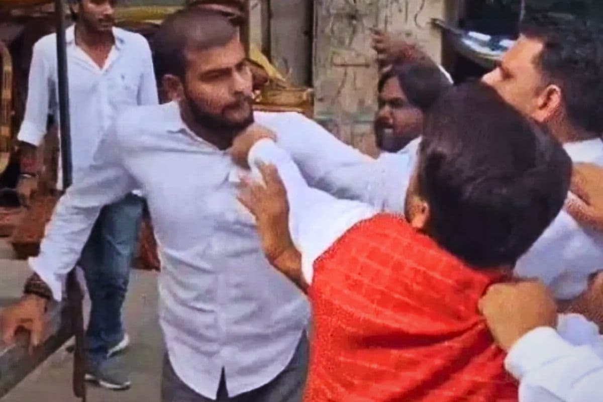 शिक्षा मंत्री का विरोध करने पर BJP कार्यकर्ताओं ने NSUI समर्थकों को दौड़ा-दौड़ाकर पीटा, धर्मेंद्र प्रधान का आया रिएक्शन