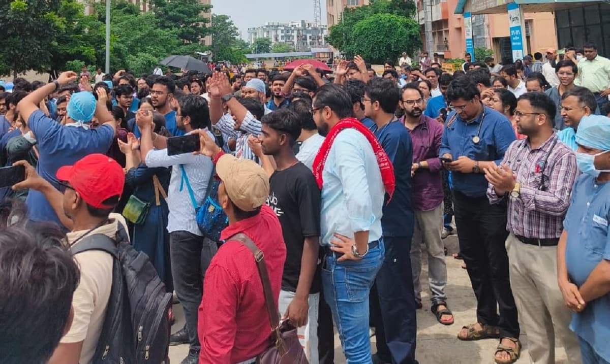 Bihar News: रानीपुर बाजार पूरी तरह बंद,भाई-बहन की हत्या पर नगमा गांव में आक्रोश