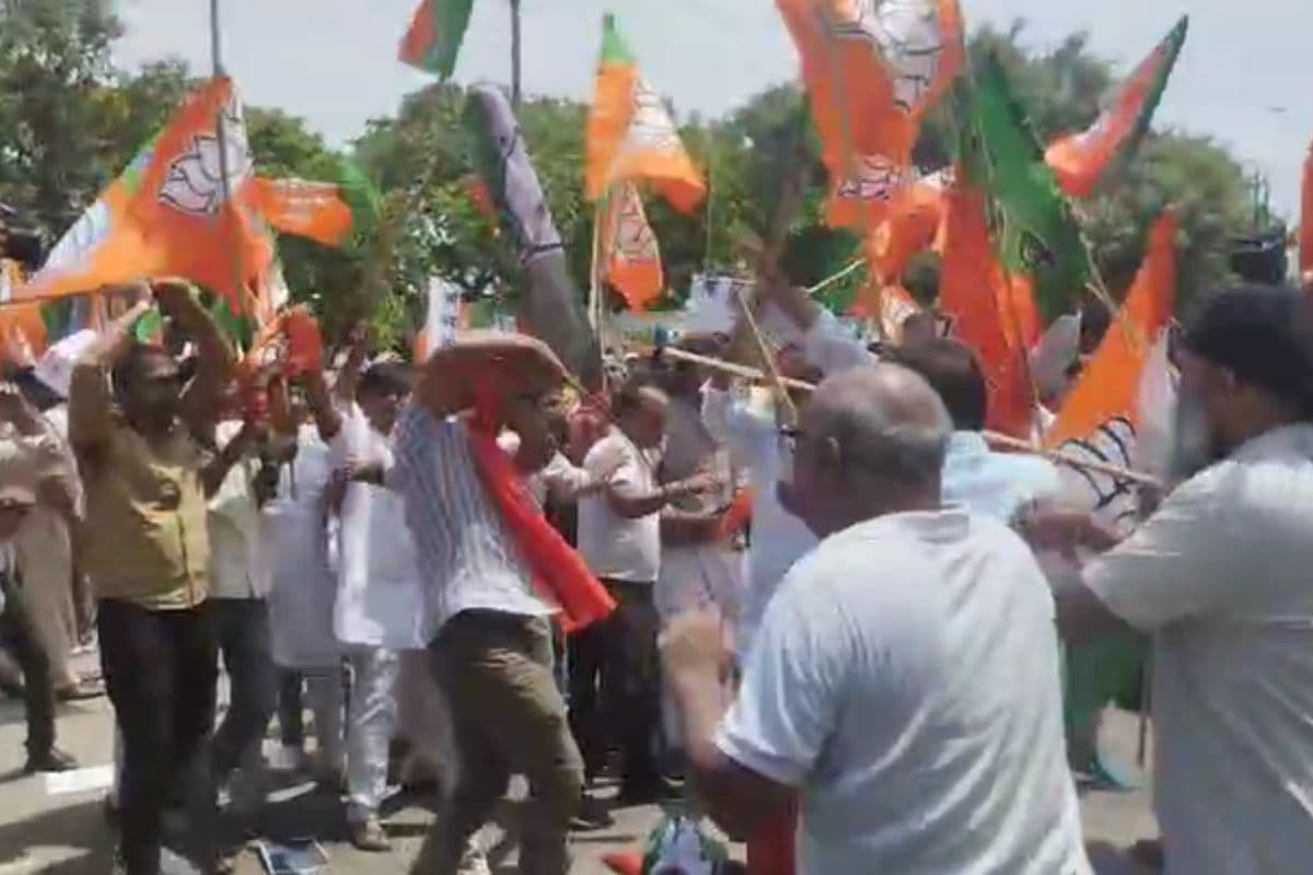 Video: पटना में भाजपा और कांग्रेस के कार्यकर्ताओं के बीच खूब चले लाठी-डंडे, बीच रोड पर भयंकर बवाल