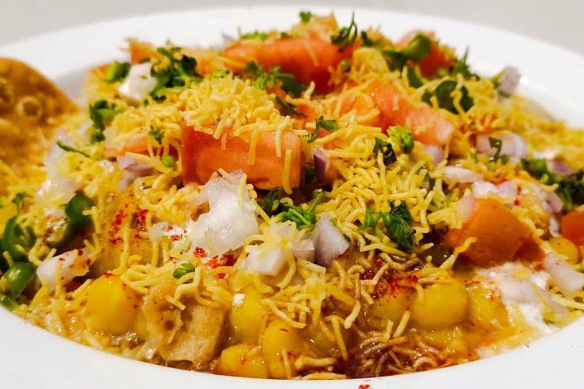 Ragda Chaat Recipe: मुंबई की मशहूर रगड़ा चाट अब आपके किचन में, मिनटों में हो जाएगा तैयार 