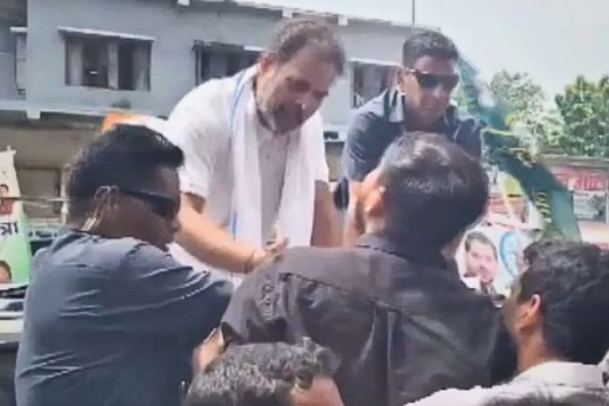Video: भोजपुर में राहुल गांधी के सामने युवाओं ने लगाए 'मोदी जिंदाबाद' के नारे, बुलाकर मिलाया हाथ फिर फ्लाइंग किस...
