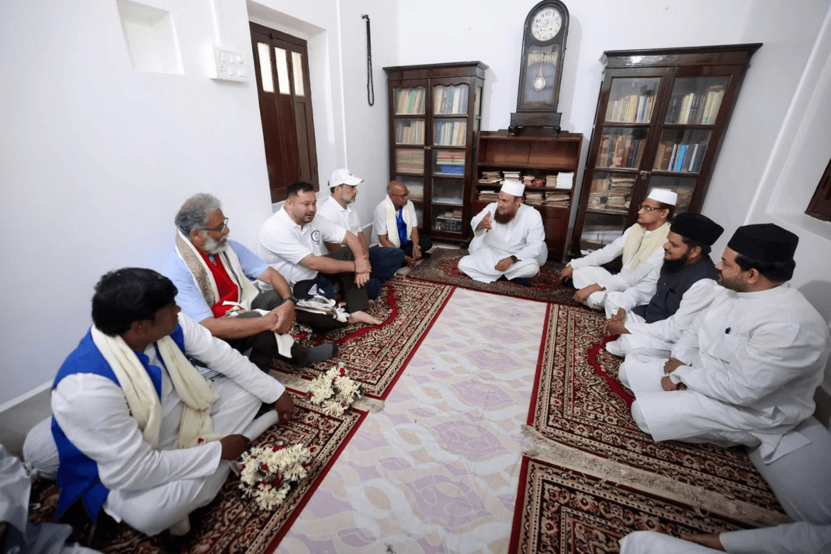 Voter Adhikar Yatra: मुंगेर में राहुल-तेजस्वी का रोड शो, मजार पर चढ़ाया चादर