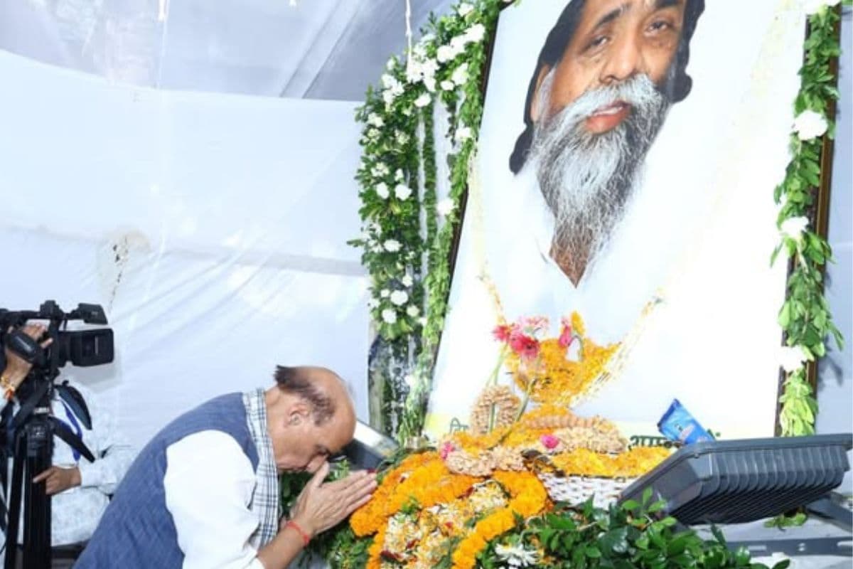 Shibu Soren Shradh Karm Updates : श्राद्ध कर्म में भाग लेने नेमरा पहुंचे रक्षा मंत्री राजनाथ सिंह, दिशोम गुरु को दी श्रद्धांजलि