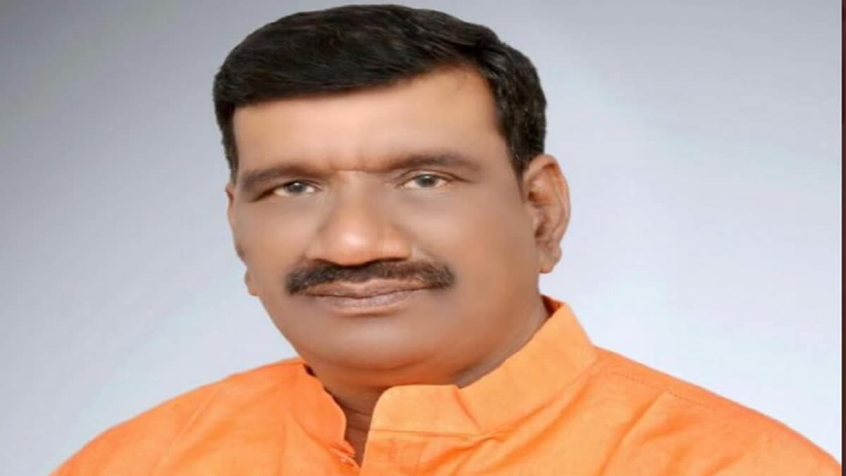 "मंत्री से JE ने कहा- 'खुद आकर ट्रांसफार्मर बदलवा लो', जवाब में मंत्री धरने पर बैठ गए"