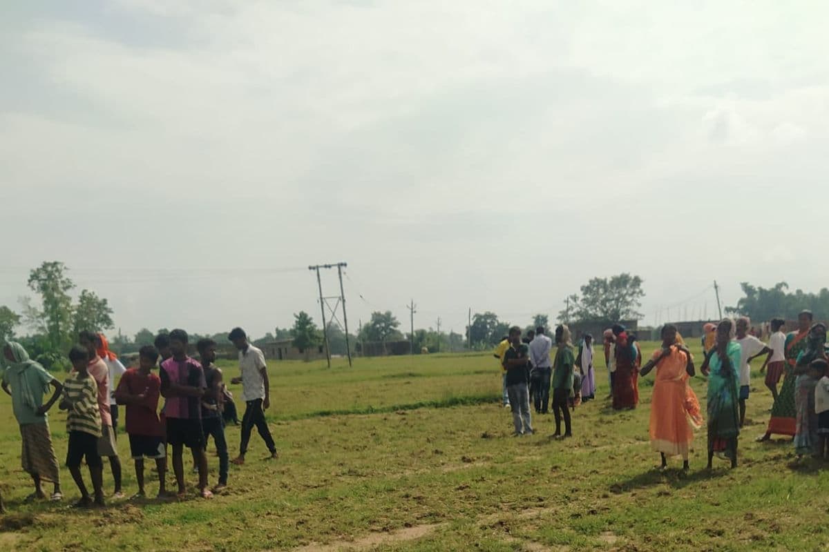 villagers with dead body