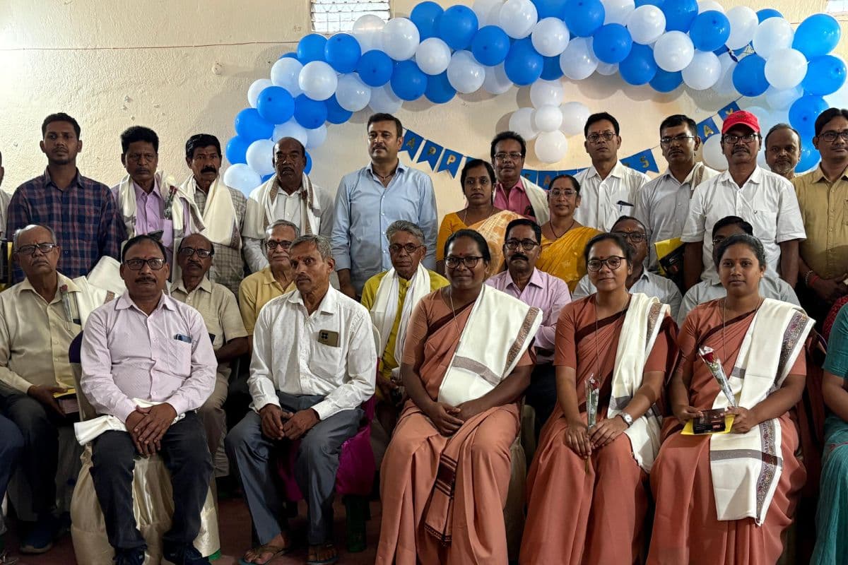 Teachers' Day: शिक्षक दिवस पर टीचर्स सम्मानित, आजसू प्रमुख सुदेश महतो बोले-गुरुजनों का मार्गदर्शन है भविष्य की नींव