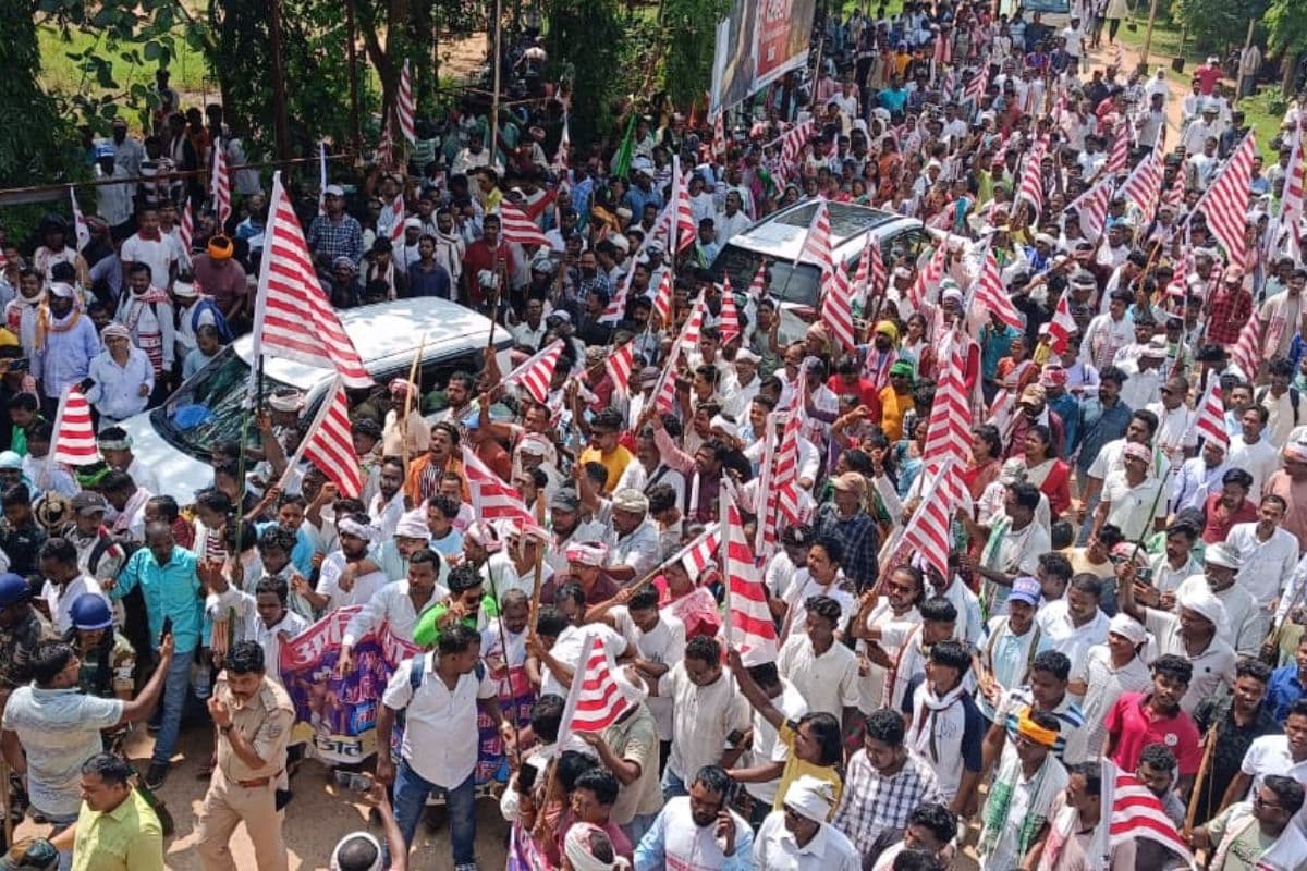 सरायकेला में आदिवासी समुदाय का बड़ा प्रदर्शन, कुड़मी को एसटी में शामिल करने की मांग का किया विरोध