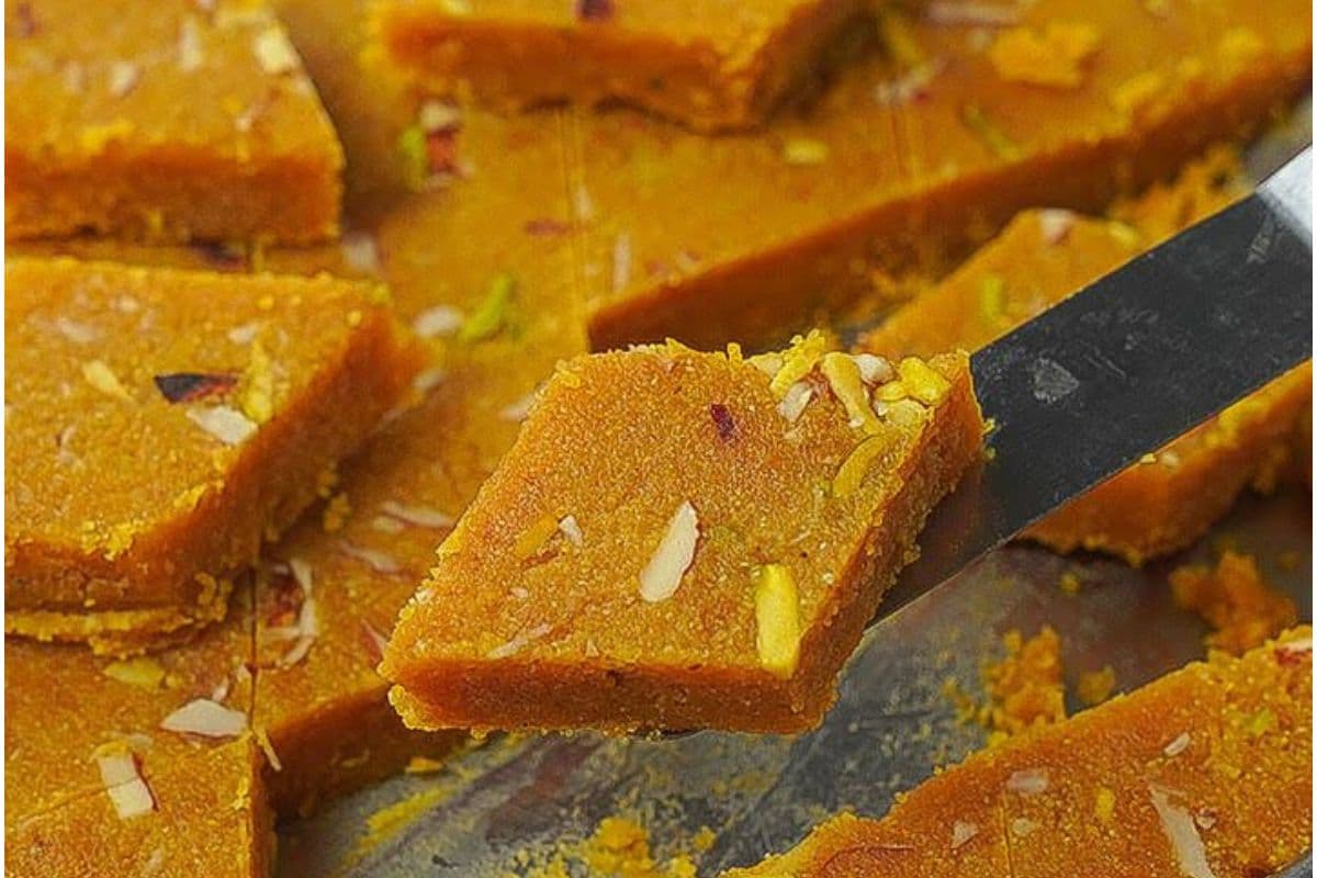Besan Barfi Recipe: मिनटों में बनाएं दानेदार और मुंह में घुल जाने वाली बेसन बर्फी