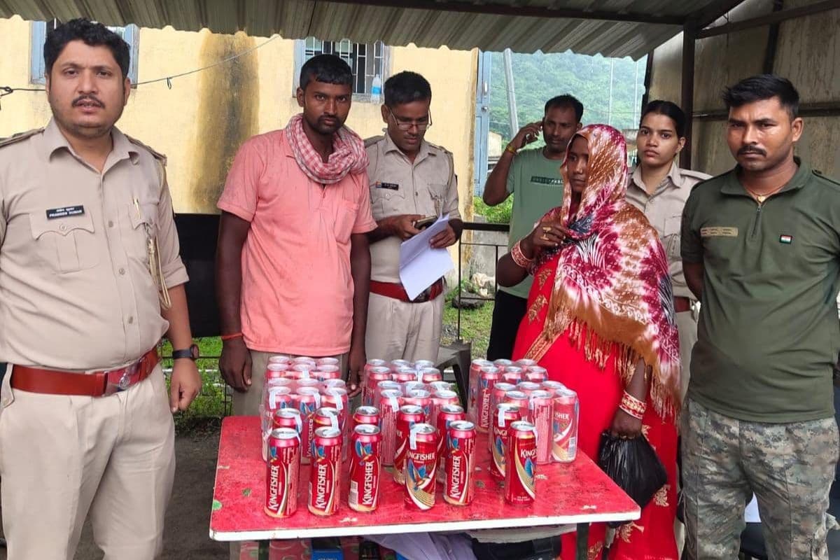 Bihar News: बिहार में उत्पाद विभाग की बड़ी कार्रवाई, पति-पत्नी समेत चार शराब तस्कर गिरफ्तार