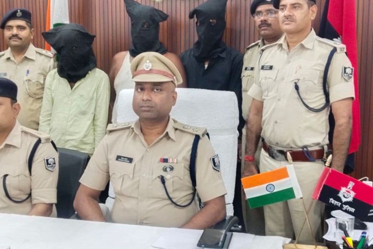 Bihar News: एक ही दिन में तीन बड़ी कार्रवाई, खगड़िया में मिनी गन फैक्ट्री और 700 लीटर विदेशी शराब का खुलासा