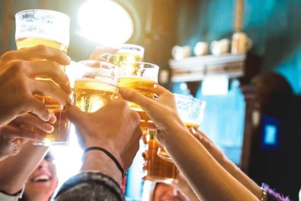 बिहार के बर्थडे पार्टी में अश्लील डांस के बीच पुलिस की रेड, दो लड़कियां समेत 4 लोग शराब के साथ गिरफ्तार