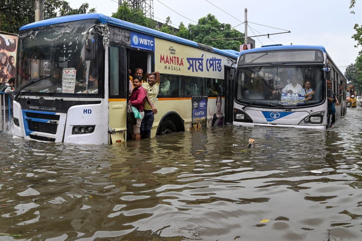 Kolkata Heavy Rain: कोलकाता में बारिश से भारी तबाही, करंट लगने से 3 लोगों की मौत, कई स्कूल बंद