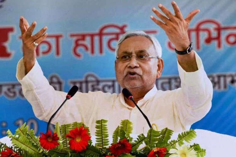Bihar Election 2025: लालू यादव के घर में गरजे CM नीतीश, बोले- पहले घर से बाहर भी नहीं निकलते थे लोग