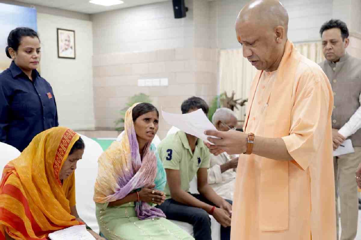 CM Yogi Emotional : बूढ़ी मां के दर्द को सुन भावुक हुए सीएम योगी, तुरंत आए एक्शन मोड में