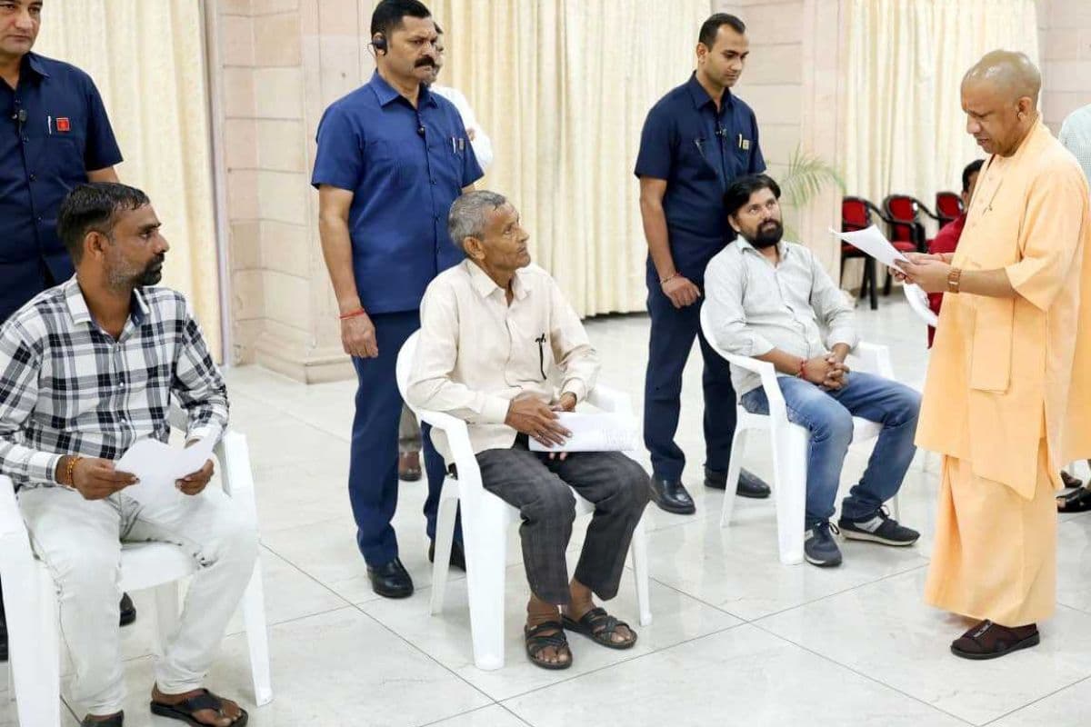 सीएम योगी का जनता दर्शन: फरियादियों से सीधा संवाद, समस्याओं के त्वरित समाधान के दिए निर्देश