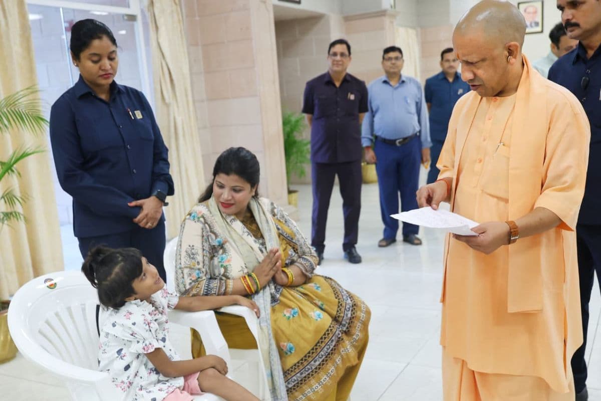मासूम की फरियाद से पिघले सीएम योगी, बोले- बेटी का होगा एडमिशन