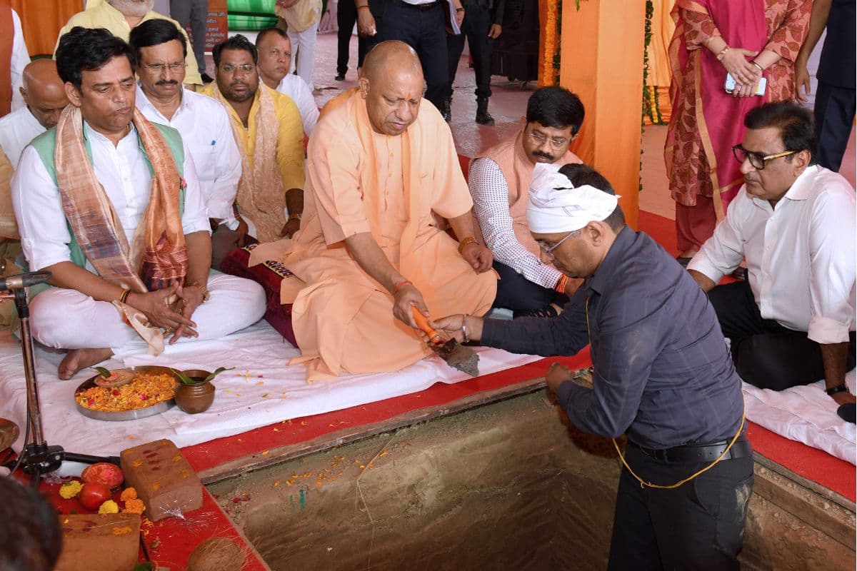 गोरखपुर बना निवेश का नया गढ़: सीएम योगी बोले– 'गुंडा टैक्स' का दौर खत्म, अब विकास और रोजगार का समय