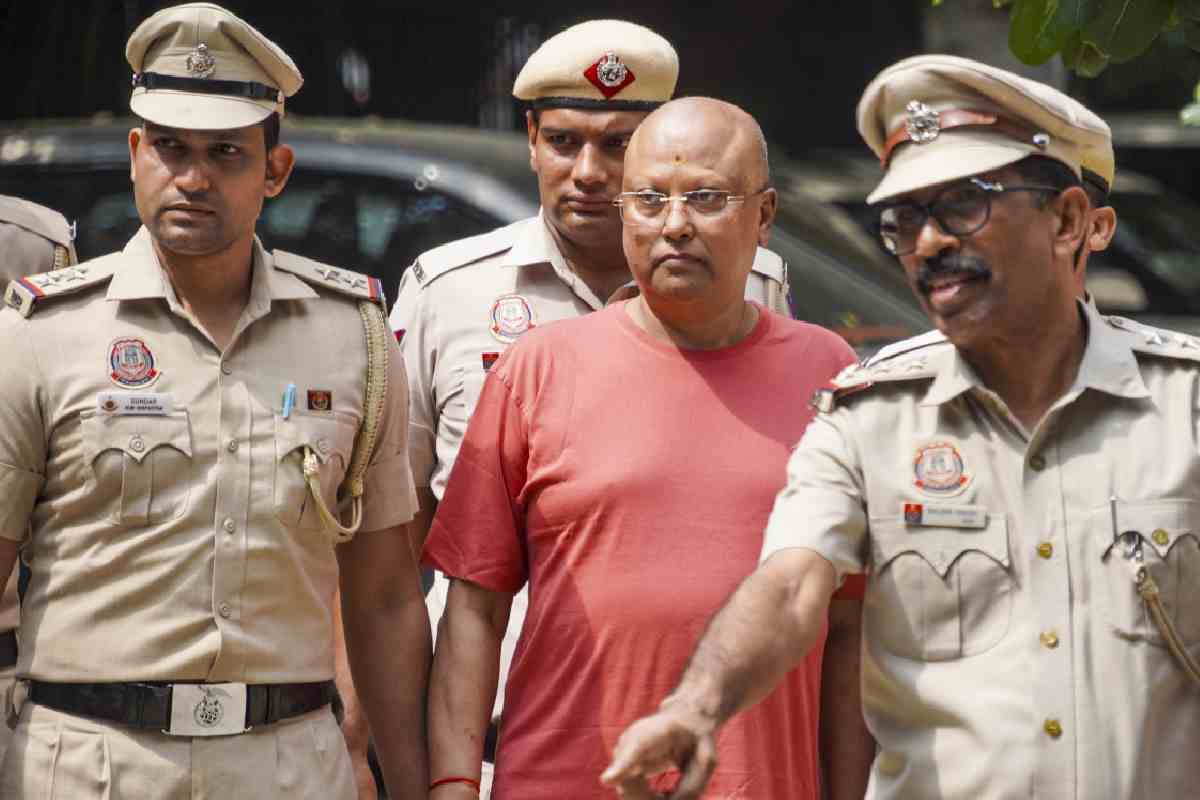 Chaitanyananda Saraswati : फोन में मिले महिलाओं के साथ चैट के सबूत, यौन उत्पीड़न के आरोपी चैतन्यानंद सरस्वती का बचना मुश्किल