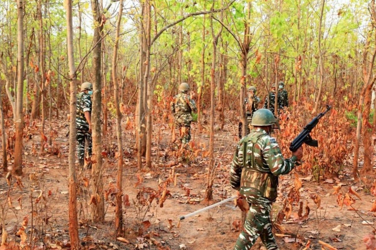 Chhattisgarh Naxal Encounter: छत्तीसगढ़ के नारायणपुर में मुठभेड़, सुरक्षाबलों ने एक नक्सली को मार गिराया