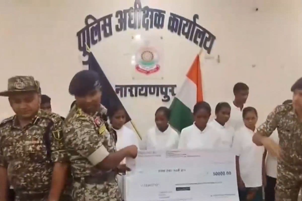 Chhattisgarh Naxal News: सुरक्षाबलों को बड़ी सफलता, 5 महिला समेत 12 नक्सलियों ने किया सरेंडर