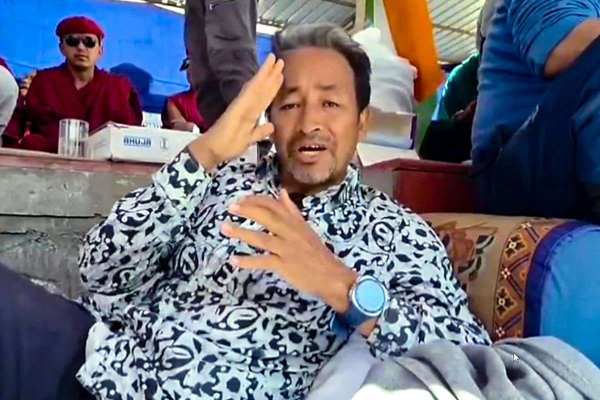 Leh Ladakh Violence: DGP का बड़ा खुलासा- पाक एजेंट के संपर्क में थे सोनम वांगचुक, बांग्लादेश भी गए थे, हिंसा में शामिल थे विदेशी नागरिक