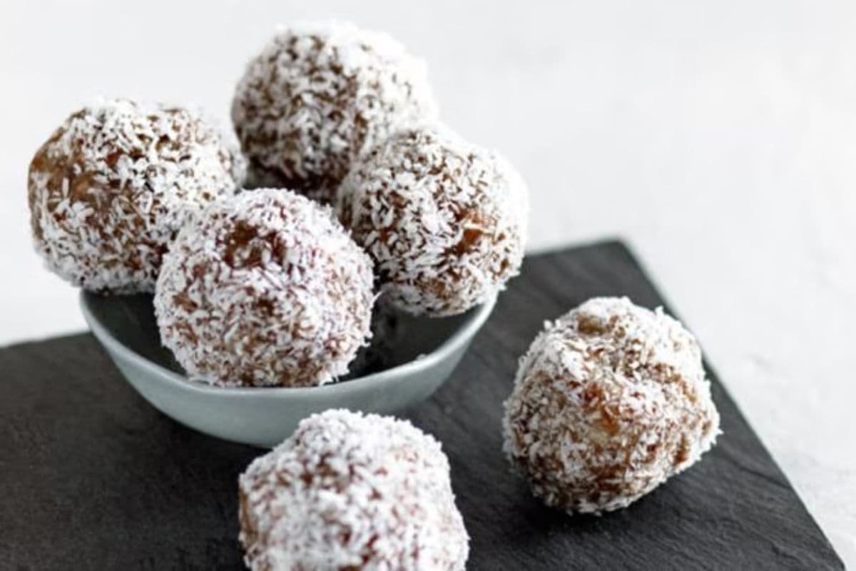 Coconut Chocolate Ladoo Recipe: बिना गैस के बनाएं स्वादिष्ट चॉकलेट नारियल लड्डू, जानिए आसान तरीका 