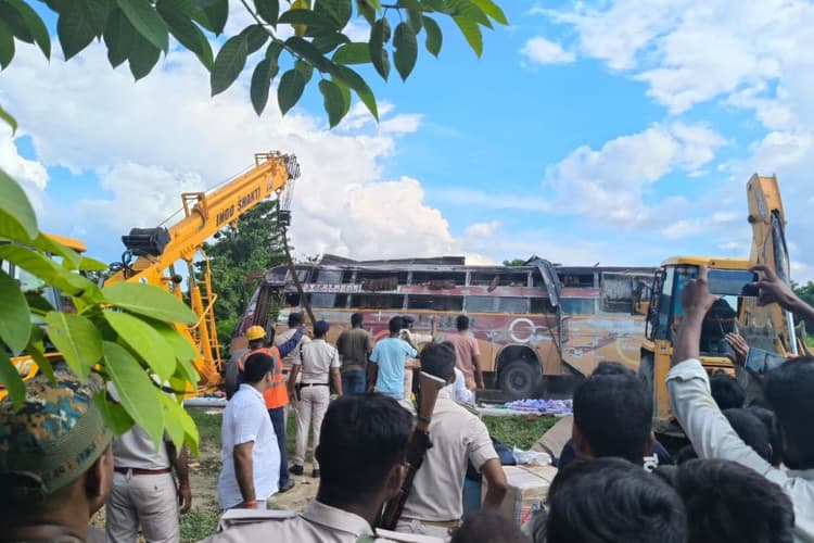 Bihar News: जयपुर से कटिहार जा रही बस मोतिहारी में पलटी, दर्जनों यात्री हुए जख्मी