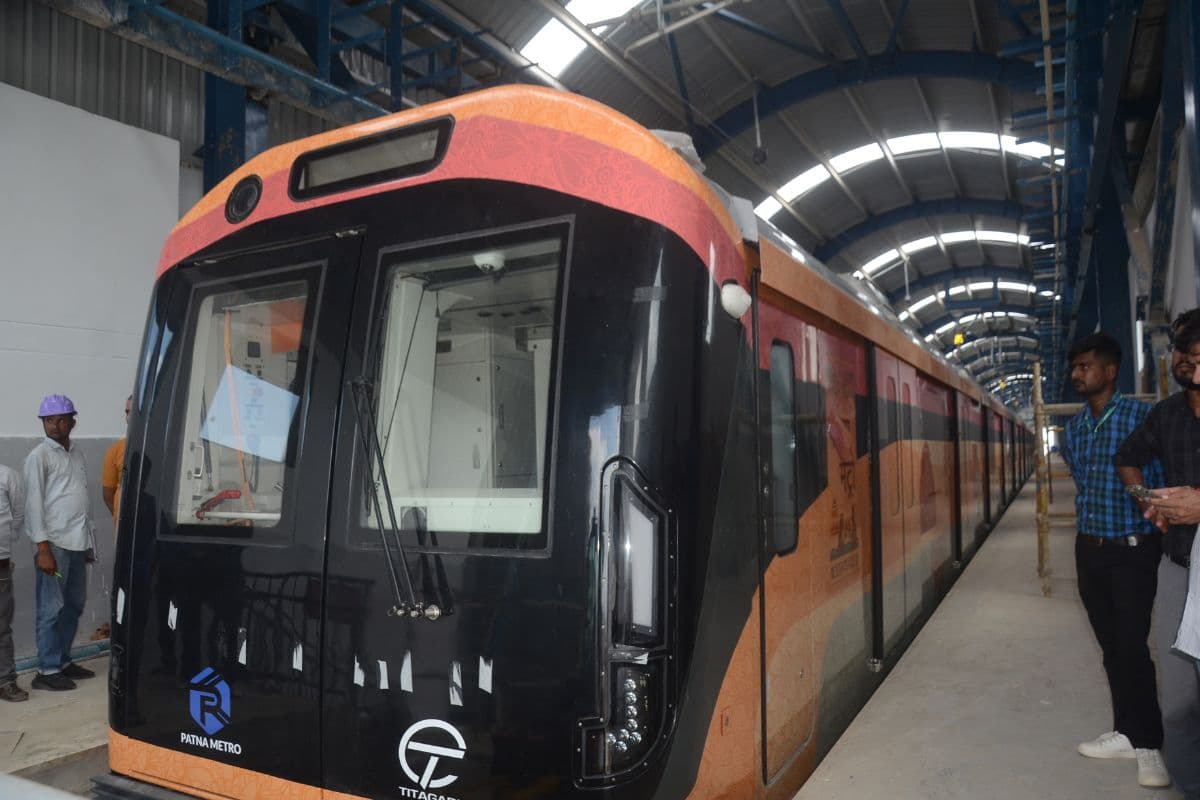 Patna Metro: पटना मेट्रो पहली बार पटरी पर दौड़ी, जानिए केसरिया रंग की बॉगी क्यों है बेहद खास?
