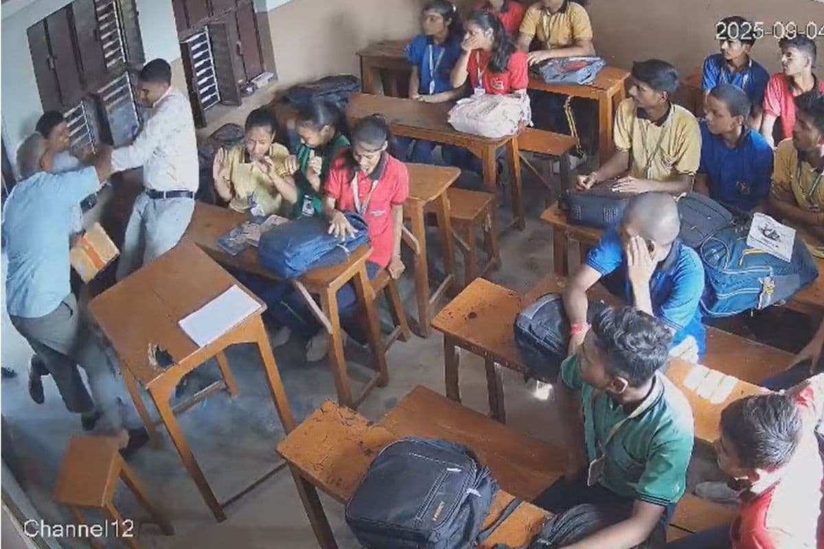 Video: बिहार के स्कूल में शिक्षक की पिटाई CCTV में कैद, क्लास में भी पीटा फिर खींचकर ले गए बाहर
