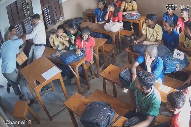 Video: बिहार के स्कूल में शिक्षक की पिटाई CCTV में कैद, क्लास में भी पीटा फिर खींचकर ले गए बाहर