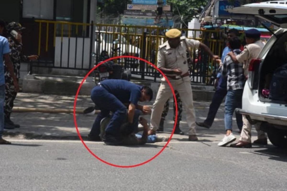 'रॉंग साइड है सर…' सुनकर तिलमिलाए MLC के सुरक्षाकर्मी, पटना पुलिस के सामने ही बिजली कर्मी पर टूट पड़े