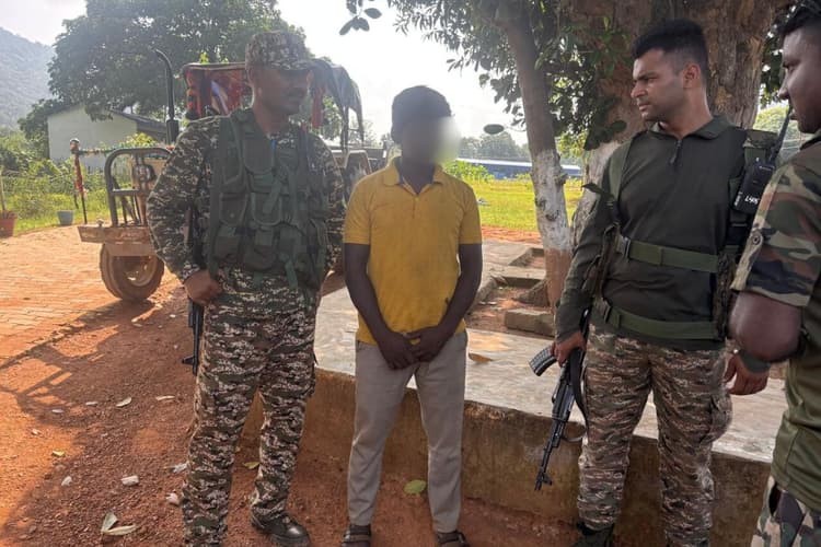 Bihar News: जमुई के जंगली इलाके में सर्च ऑपरेशन, CRPF और STF ने दो नक्सलियों को पकड़ा