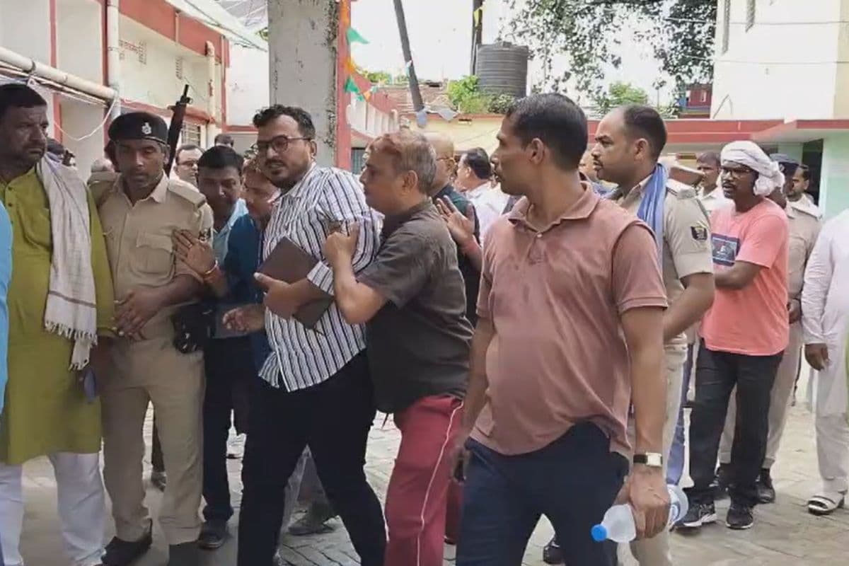 Bihar News: बेगूसराय में सीओ और डाटा ऑपरेटर घूस लेते धराए, निगरानी ने अंचल ऑफिस से किया गिरफ्तार