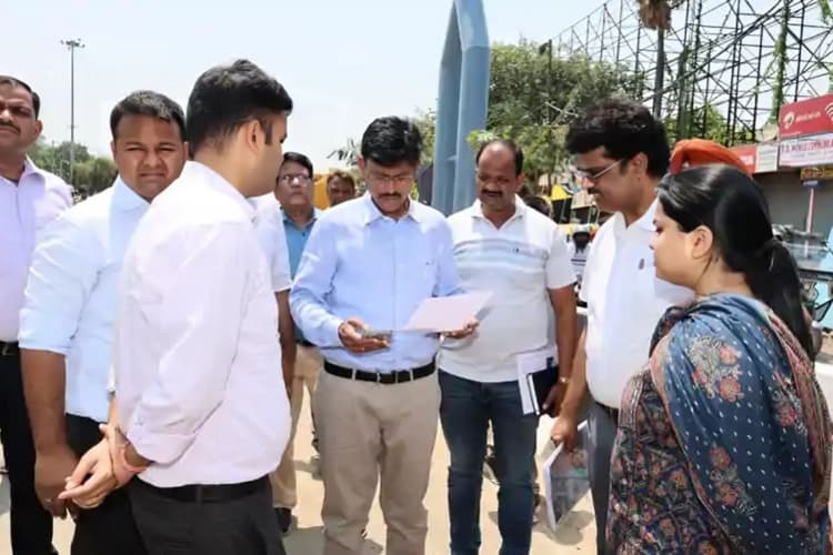 Patna Metro: पटना मेट्रो कॉरिडोर का डीएम ने किया निरीक्षण, बैरिया बस स्टैंड पर बनेगी स्थायी पार्किंग, सड़क चौड़ीकरण का मिला आदेश
