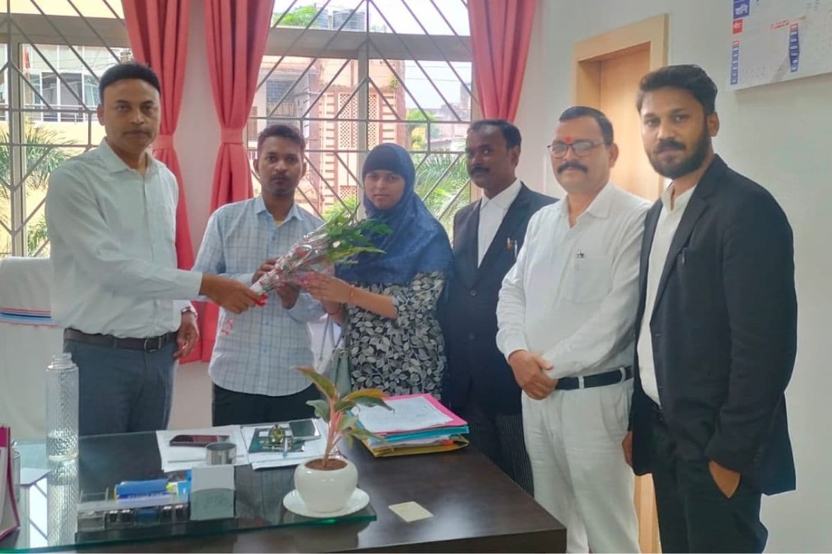 DLSA Secretary congratulated the couple